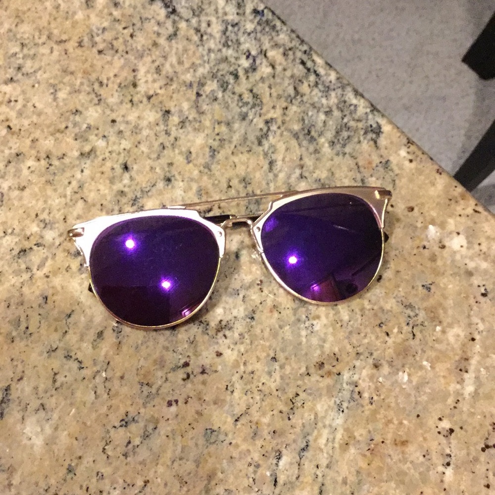 🌸 Geometric shape sunglasses with purple lenses.